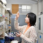 <span class="qrinews-figure-title">2015年2月24日 学部3年の下川さん</span>　酵母のMCMタンパク質をヒトの細胞で発現させる事を目指しています。（撮影場所：<a href="http://www.biology.kyushu-u.ac.jp/~chromosome/" target="_blank">染色体機能学研究室</a>）