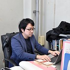 <span class="qrinews-figure-title">2015年3月3日 修士1年の平河さん</span>　核子?核と核?核の散乱を解析しています。（撮影場所：<a href="http://www.nt.phys.kyushu-u.ac.jp/" target="_blank">理論核物理研究室</a>）