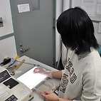 <span class="qrinews-figure-title">2015年3月4日 学部4年の高岸さん</span>　ヒトのDNA複製関係タンパク質（Elg1-RFC）を精製しています。（撮影場所：<a href="http://www.biology.kyushu-u.ac.jp/~chromosome/" target="_blank">染色体機能学研究室</a>）