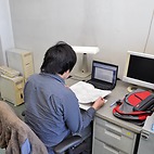 <span class="qrinews-figure-title">2015年3月5日 学部4年の鳥越さん</span>　QCDのNJLモデルを勉強しています。（撮影場所：<a href="http://www.nt.phys.kyushu-u.ac.jp/" target="_blank">理論核物理研究室</a>）