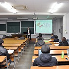 <span class="qrinews-figure-title">2015年3月10日 平成26年度大学院教育プログラム全体研究報告会</span>　フロントリサーチャー（先端学際科学者）育成プログラムを選択している修士1年生が各自の研究成果を発表しました。フロントリサーチャーは2007年度から続いている5年一貫の教育プログラムで、研究企画から成果発信までの優れた研究マネジメント能力を発揮する次世代の研究者を育成することを目指しています。（撮影場所：<a href="http://www.sci.kyushu-u.ac.jp/html/front/index.php" target="_blank">フロントリサーチャー育成プログラム</a>）