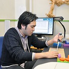 <span class="qrinews-figure-title">2015年3月19日 学部4年の財津さん</span>　ヘビのアルビノの原因遺伝子を探しています。（撮影場所：<a href="http://www.biology.kyushu-u.ac.jp/~chromosome/" target="_blank">染色体機能学研究室</a>）