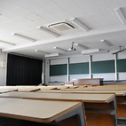 <span class="qrinews-figure-title">2015年3月20日 講義室（化学）</span>　化学科の講義室です。この教室を使うのもあと半年くらいでしょうか。（撮影場所：<a href="https://maps.google.co.jp/maps?q=33.625619,130.425858+(here)&z=18" target="_blank">化学第2講義室</a>）