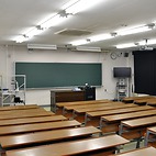 <span class="qrinews-figure-title">2015年3月25日 講義室（生物）</span>　生物学科の講義室です。遠隔講義システム用のカメラやモニタが設置されています。（撮影場所：<a href="https://maps.google.co.jp/maps?q=33.626287,130.42479+(here)&z=18" target="_blank">生物第1講義室</a>）