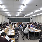 <span class="qrinews-figure-title">2015年3月27日 理学部移転ヒアリング説明会</span>　昨日、移転に関する説明会があり、移転日程に関する説明や質疑応答が行われました。移転の準備が着々と進んでいます。（2枚目の写真は13日に撮影された物です。）（撮影場所：<a href="https://maps.google.co.jp/maps?q=33.626028,130.425358+(here)&z=18" target="_blank">箱崎キャンパスにて</a>）