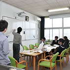 <span class="qrinews-figure-title">2015年3月30日 体験入学でのひとこま</span>　先週の木曜と金曜に物理学科で体験入学が行われました。ゴムを急に伸ばすと暖まりますが、爪楊枝をたくさん投げる実験でその理由を考えました。IHクッキングヒーターを付けてアルミホイルを浮上させる実験から電磁力について考えました。（撮影場所：<a href="http://www.phys.kyushu-u.ac.jp/ja/" target="_blank">理学部2号館周辺</a>）