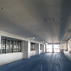 <span class="qrinews-figure-title">2015年4月2日 伊都の理学部（その7）</span>　工事中の建物内部の写真です。3階の廊下と、エントランスルームの天井工事の様子です。尚、理学部移転情報のページにはもっと大きなサイズで写真を掲載しています。（撮影場所：<a href="http://iten.sci.kyushu-u.ac.jp" target="_blank">理学部移転情報（学内限定）</a>）