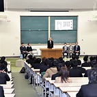 <span class="qrinews-figure-title">2015年4月8日 理学府入学式</span>　午前中に大学院の入学式がありました。理学府の入学式は箱崎キャンパスで行われ、理学府長や専攻長からの挨拶がありました。また、大学院教育プログラムや研究倫理について話を聞き、その後、専攻毎にガイダンスが行われました。（撮影場所：<a href="https://www.google.co.jp/maps?q=33.626645,130.422081" target="_blank">文系地区大講義室</a>）