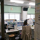 <span class="qrinews-figure-title">2015年4月13日 学術企画係</span>　2015年4月1日に研究戦略係と企画係は統合され、学術企画係になっています。学振の関係でお世話になる方も居るかと思います。（撮影場所：<a href="https://maps.google.co.jp/maps?q=33.626227,130.425439" target="_blank">理学部本館</a>）