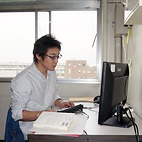 <span class="qrinews-figure-title">2015年4月24日 修士1年の向さん</span>　量子スピン系に興味を持っていてスピンの相転移について勉強しています。（撮影場所：<a href="http://www.stat.phys.kyushu-u.ac.jp/" target="_blank">統計物理学研究室</a>）