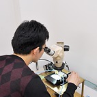 <span class="qrinews-figure-title">2015年5月22日 博士2年の山野井さん</span>　磁石とマイクロ波の共鳴によりスピン流を制御する研究をしています。それによりワイヤレスで高効率な情報伝達を目指しています。熱を発生しない為、高速でエネルギー効率のよい情報伝達が実現できると期待しています。（撮影場所：<a href="http://www.phys.kyushu-u.ac.jp/ssp/" target="_blank">固体電子物性研究室</a>）