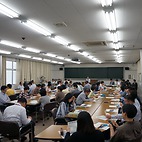 <span class="qrinews-figure-title">2015年5月29日 移転説明会</span>　昨日、移転に関する説明会があり、物品運搬や内覧会に関する説明や質疑応答が行われ多くの先生方が参加されました。週明けにも同じ説明会が行われます。（2枚目の写真は11日に撮影された物です。）（撮影場所：<a href="https://maps.google.co.jp/maps?q=33.626028,130.425358" target="_blank">箱崎キャンパスにて</a>）