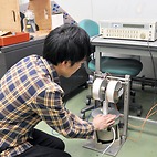 <span class="qrinews-figure-title">2015年6月3日 修士1年の小川さん</span>　誘電起電力から磁化特性を調べるＶＳＭの立ち上げをしています。（撮影場所：<a href="http://www.phys.kyushu-u.ac.jp/ssp/" target="_blank">固体電子物性研究室</a>）