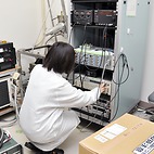 <span class="qrinews-figure-title">2015年6月11日 修士1年の坂本さん</span>　2．2Ｋくらいの低温でスピン流と超伝導の関係を調べています。（撮影場所：<a href="http://www.phys.kyushu-u.ac.jp/ssp/" target="_blank">固体電子物性研究室</a>）