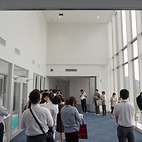 <span class="qrinews-figure-title">2015年6月17日 内覧会</span>　月曜と火曜に伊都キャンパスにて、理学部の新しい建物の内覧会が行われました。各居室などを、1時間程度見て回る事が出来ました。（撮影場所：<a href="https://maps.google.co.jp/maps?q=33.596581,130.221092" target="_blank">伊都キャンパス</a>）