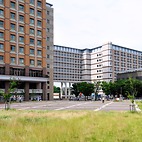 <span class="qrinews-figure-title">2015年6月18日 伊都の理学部（その15）</span>　理学部と工学部の建物は繋がっています。写真の奥の右手側が理学部の建物で、左手側の橙色の建物がウエスト2号館です。2枚目の写真は別の角度から撮影しています。（撮影場所：<a href="https://maps.google.co.jp/maps?q=33.59614,130.219257" target="_blank">伊都キャンパス</a>）