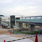 <span class="qrinews-figure-title">2015年6月26日 連絡橋</span>　伊都の理学部の建物からセンターゾーンの食堂辺りへ連絡橋が架かっています。6月1日から利用できるようになっています。（撮影場所：<a href="https://maps.google.co.jp/maps?q=33.596498,130.221636" target="_blank">伊都キャンパス</a>）