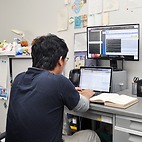 <span class="qrinews-figure-title">2015年7月1日 博士2年の松下さん</span>　太陽風電場の昼側電離圏の電流系の応答を研究しています。太陽風によって地球近傍で起こる磁気嵐を調べています。強い磁気嵐は人工衛星に悪影響を与えたり、地上の送電線に誘導電流を作り停電を引き起こす事もあり、意外と身近な問題です。（撮影場所：<a href="http://denji102.geo.kyushu-u.ac.jp" target="_blank">宇宙地球電磁気学研究室</a>）