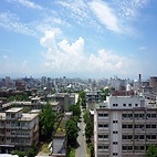 <span class="qrinews-figure-title">2015年7月10日 箱崎の理学部からの風景</span>　理学部2号館から天神の方を眺めた風景です。南南西の方角。夏の頃、遠くの方に大濠の花火大会も見えます。（撮影場所：<a href="https://maps.google.co.jp/maps?q=33.625894,130.425133" target="_blank">理学部の高い所</a>）