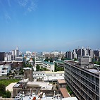 <span class="qrinews-figure-title">2015年7月16日 箱崎の理学部からの風景</span>　理学部2号館から博多湾の方を眺めた風景です。西北西の方角。博多湾の向こうには海ノ中道や志賀島があります。（撮影場所：<a href="https://maps.google.co.jp/maps?q=33.625894,130.425133" target="_blank">理学部の高い所</a>）