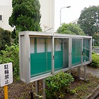 <span class="qrinews-figure-title">2015年7月17日 合格発表</span>　理学部第3年次編入学試験合格者が発表されました。また、理学府グローバル30・10月入学試験の合格者も発表されました。生憎の天候ですので掲示板まで足を運ぶ方は少ないのかも。（撮影場所：<a href="https://maps.google.co.jp/maps?q=33.626332,130.425337" target="_blank">理学部一号館前</a>）