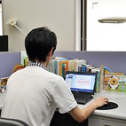 <span class="qrinews-figure-title">2015年7月22日 修士2年の秋本さん</span>　人工衛星が飛んでいる辺り（放射線帯）の電子の量と地球の磁場の関係を調べています。（撮影場所：<a href="http://denji102.geo.kyushu-u.ac.jp" target="_blank">宇宙地球電磁気学研究室</a>）