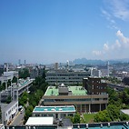 <span class="qrinews-figure-title">2015年7月23日 箱崎の理学部からの風景</span>　理学部2号館から香椎の方を眺めた風景です。北北東の方角。緑色の屋上が多いですね。（撮影場所：<a href="https://maps.google.co.jp/maps?q=33.625894,130.425133" target="_blank">理学部の高い所</a>）