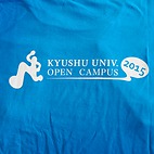 <span class="qrinews-figure-title">2015年7月29日 スタッフTシャツ</span>　今週末に開催されるオープンキャンパス用のTシャツが配布されました。胸元には大きくSTAFFと書かれています。（撮影場所：<a href="http://www.kyushu-u.ac.jp/entrance/examination/opencampus.php" target="_blank">九州大学オープンキャンパス</a>）