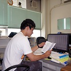 <span class="qrinews-figure-title">2015年7月30日 学部4年の江藤さん</span>　統計力学概説を勉強中です。あと、MDシミュレーションのプログラムをいじってます。（撮影場所：<a href="http://www.scc.kyushu-u.ac.jp/BioChemPhys/" target="_blank">量子生物化学</a>）