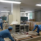 <span class="qrinews-figure-title">2015年7月31日 移転前日</span>　明日から移転が始まるという事で、搬送準備の様子です。尚、8月と9月に伊都の理学部に入るには『事前登録、鍵貸出用の物、学生証（または職員証）、上履と靴袋』を忘れないようにしましょう。最初の2つは先生方が対応されていると思います。（撮影場所：<a href="http://iten.sci.kyushu-u.ac.jp" target="_blank">理学部移転情報（学内限定）</a>）