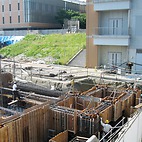 <span class="qrinews-figure-title">2015年8月24日 伊都の理学部</span>　建設途中の理学部の様子を振り返ってみました。2014年06月19日の写真です。1枚目はE棟、2枚目はA棟辺りです。（撮影場所：<a href="https://maps.google.co.jp/maps?q=33.596140,130.219257" target="_blank">伊都キャンパス</a>）