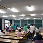 <span class="qrinews-figure-title">2015年8月26日 院試</span>　今日と明日、修士課程の大学院入試が行われています。台風に伴う日程変更で試験が混み混みになってしまった専攻もありそうですが、皆様がんばって下さい。写真は物理の休み時間の様子です。（撮影場所：<a href="http://www.sci.kyushu-u.ac.jp" target="_blank">大学院理学府</a>）