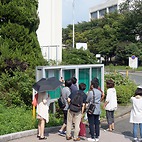 <span class="qrinews-figure-title">2015年9月4日 理学府修士課程入学試験の合格発表</span>　平成28年度の理学府修士課程入学試験合格者の発表がありました。理学府のホームページにも掲載されるのでそちらで確認する方も多いでしょう。（撮影場所：<a href="http://www.sci.kyushu-u.ac.jp" target="_blank">大学院理学府</a>）