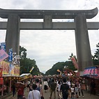 <span class="qrinews-figure-title">2015年9月14日 筥崎宮放生会大祭</span>　毎年9月12日から7日間、筥崎宮で放生会（ほうじょうや）が行われています。放生会は殺生を戒める宗教儀式で、『全ての生命あるものを慈しみ秋の実りに感謝する』お祭りです。（撮影場所：<a href="https://maps.google.co.jp/maps?q=33.616892,130.417029" target="_blank">筥崎宮</a>）