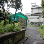 <span class="qrinews-figure-title">2015年9月16日 自動販売機</span>　理学部の中庭に自販機が設置されていますが、伊都のウエスト1号館の中にも自販機が設置される予定です。担当ベンダーは変更があるそうですが、B棟・D棟のリフレッシュスペースに設置される様です。尚、伊都の自販機は9月28日に設置されますが10月になるまでは使用禁止です。（撮影場所：<a href="http://maps.google.co.jp/maps?q=33.625897,130.425656" target="_blank">理学部中庭</a>）