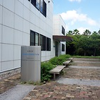 <span class="qrinews-figure-title">2015年9月18日 21世紀交流プラザ</span>　移転に伴い、理学部の前にある箱崎理系地区21世紀交流プラザIIは10月から農学部が使用するそうです。理学部で使用していた物品が運び出され、幾つかの部屋がさっぱりしていました。（撮影場所：<a href="http://maps.google.co.jp/maps?q=33.626339,130.426248" target="_blank">21世紀交流プラザ</a>）