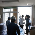<span class="qrinews-figure-title">2015年9月28日 移転の様子を撮影</span>　先日、テレビ局の方が移転作業の撮影に来られました。放送日は未定ですが、夕方のニュースで使われるそうです。（撮影場所：<a href="http://maps.google.co.jp/maps?q=33.626621,130.424628" target="_blank">理学部3号館</a>）