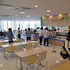 <span class="qrinews-figure-title">2015年9月30日 試食会</span>　昨日、理学系生活支援施設のオープンに先立ち、試食会が行なわれました。食堂やモスバーガーで試食できました。明日からオープンです。（撮影場所：<a href="https://maps.google.co.jp/maps?q=33.596098,130.220965" target="_blank">ビッグリーフ</a>）