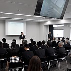 <span class="qrinews-figure-title">2015年10月1日 定礎式・開校式</span>　今日の午後、定礎式と開校式が行なわれました。C棟大会議室とエントランスにて、60名程の出席者で行なわれました。九大総長、研究院長より挨拶の言葉を頂きました。（撮影場所：<a href="https://maps.google.co.jp/maps?q=33.596238,130.220556" target="_blank">ウエスト1号館</a>）