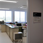 <span class="qrinews-figure-title">2015年10月15日 伊都の学生係</span>　新しい理学部の学生係は、ウエスト1号館B棟の3階の北側にあります。メインエントランスや講義室とは、反対側になります。学生係のすぐ隣には、学割などを取得できる証明書自動発行機も設置されていて8:30から17:30まで利用できます。（撮影場所：<a href="https://maps.google.co.jp/maps?q=33.596649,130.220662" target="_blank">ウエスト1号館B棟</a>）