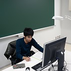 <span class="qrinews-figure-title">2015年11月13日 学部4年の正岡さん</span>　ブラジルナッツ効果のシミュレーションをする予定です。（撮影場所：<a href="http://www.cmt.phys.kyushu-u.ac.jp/" target="_blank">物性理論研究室</a>）