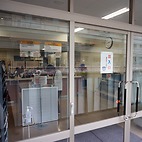 <span class="qrinews-figure-title">2015年11月17日 定期の書類</span>　通学用の学割定期券を取得する為には、センター1号館にある学生支援課で手続きをします。尚、本日（17日）の16時からある奨学金の返還説明会に必要な資料もこちらで受け取ります。（撮影場所：<a href="https://maps.google.co.jp/maps?q=33.597452,130.223544" target="_blank">センター1号館</a>）