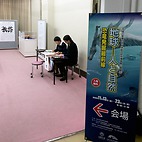 <span class="qrinews-figure-title">2015年11月19日 総合研究博物館公開展示</span>　箱崎の旧工学部本館にて、『地球ー人と自然・恐竜発掘最前線』と題した公開展示が行われていました。この土日には「はやぶさ」関連の展示や講演会も行われます。（撮影場所：<a href="http://www.museum.kyushu-u.ac.jp/event/index.html#hitotosizen" target="_blank">総合研究博物館</a>）