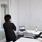 <span class="qrinews-figure-title">2015年12月7日 学部3年の辻さん</span>　大体毎日情報学習プラザで勉強しています。物理の基礎的な事を勉強してます。ホワイトボードは事務の方が貸してれました。（撮影場所：<a href="http://www.phys.kyushu-u.ac.jp/ja/" target="_blank">物理学科</a>）