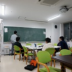 <span class="qrinews-figure-title">2015年12月8日 ニュートン祭の研究室訪問</span>　毎年、このくらいの時期に物理学科のニュートン祭で研究室訪問が行われています。パンフレットの中も見せてもらいましたが、なかなか丁寧に作られていました。（撮影場所：<a href="http://www.phys.kyushu-u.ac.jp/ja/" target="_blank">ニュートン祭</a>）