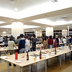 <span class="qrinews-figure-title">2015年12月16日 化学科親睦会</span>　金曜に行われた化学科の飲み会の様子です。化学科の3年生と各研究室の学生さんや先生方が集まり毎年行われている交流会です。会場はセンターゾーン地下一階の食堂でした。（撮影場所：<a href="http://www.scc.kyushu-u.ac.jp" target="_blank">化学科</a>）
