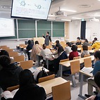 <span class="qrinews-figure-title">2015年12月24日 生物学科の講義風景</span>　今日の写真は生物学科の学部2年生用の講義の様子です。川畑先生の生体高分子学の講義です。この日は免疫系に関わるタンパク質について学びました。（撮影場所：<a href="https://maps.google.co.jp/maps?q=33.596093,130.220926" target="_blank">講義棟202</a>）