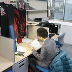 <span class="qrinews-figure-title">2016年1月6日 修士1年の花田さん</span>　極小曲線論について研究しています。（撮影場所：<a href="http://www.math.kyushu-u.ac.jp" target="_blank">数理学府_院生室</a>）