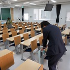 <span class="qrinews-figure-title">2016年1月15日 センター試験前日</span>　明日、明後日とセンター試験です。会場の準備が進められていました。伊都キャンパスの試験会場では1700名程の方が試験に臨まれるそうです。（撮影場所：<a href="https://maps.google.co.jp/maps?q=33.596302,130.220503" target="_blank">ウエスト1号館</a>）