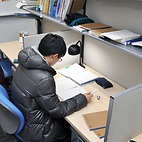 <span class="qrinews-figure-title">2016年1月20日 修士1年の久保田さん</span>　トーラス上での回転の力学系について研究しています。（撮影場所：<a href="http://www.math.kyushu-u.ac.jp" target="_blank">数理学府_院生室</a>）